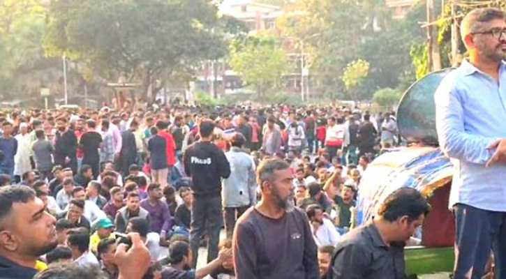 পুলিশ হেডকোয়ার্টার্সের সামনে রাস্তা অবরোধ করে বিক্ষোভ