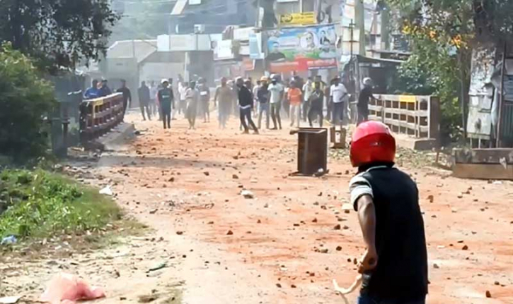 দুদিন ধরে সিরাজগঞ্জে দুই মহল্লার মধ্যে সংঘর্ষ চলছে, আহত ৩০