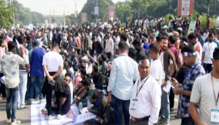 ৩ দাবিতে আগারগাঁওয়ে মোবাইল ফোন ব্যবসায়ীদের সড়ক অবরোধ