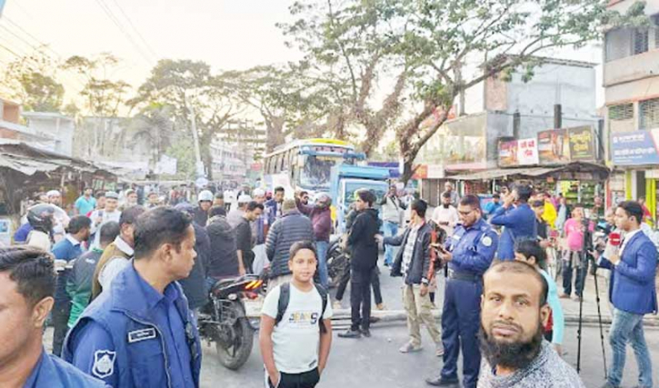  হাদির নলছিটির বাসায় চুরি: ছাত্র-জনতার সড়ক অবরোধ 