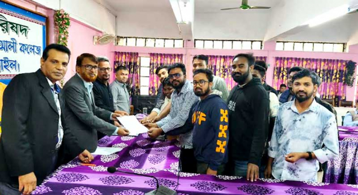 টাঙ্গাইলে কলেজে ছাত্র সংসদ নির্বাচনের দাবিতে স্মারকলিপি