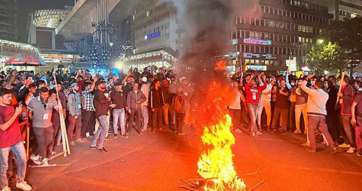 কারওয়ান বাজারে মুঠোফোন ব্যবসায়ীদের সড়ক অবরোধ