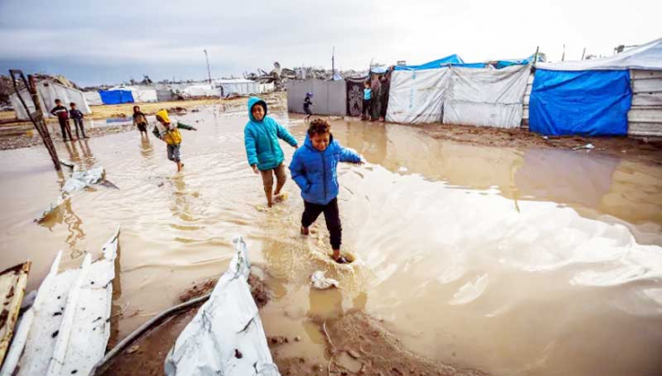 গাজায় ভারী বৃষ্টিপাতে দুর্ভোগ চরমে, হাজার হাজার তাঁবু প্লাবিত