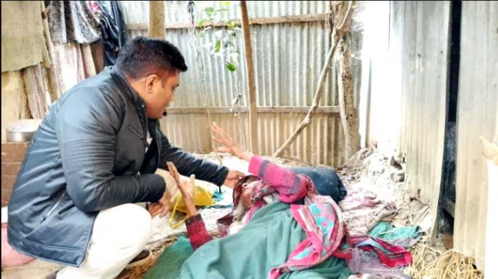 শেরপুরে অসহায় এক বৃদ্ধার পাশে দাঁড়ালেন ইউএনও