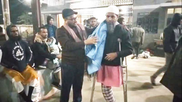 পীরগঞ্জে ছিন্নমুল ও গুচ্ছগ্রামবাসীদের মাঝে কম্বল বিতরণ