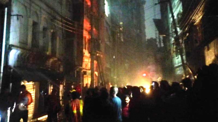 চকবাজারে আবাসিক ভবনে আগুন, নিয়ন্ত্রণে ৭ ইউনিট