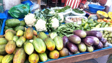 বাজারে সবজির দাম চড়া 