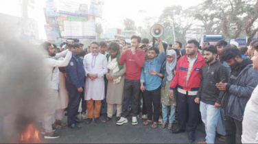 ওসমান হাদি গুলিবিদ্ধের প্রতিবাদে ঝালকাঠিতে সড়ক অবরোধ