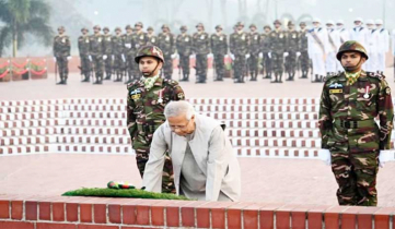 বিজয় দিবসে জাতীয় স্মৃতিসৌধে প্রধান উপদেষ্টার শ্রদ্ধা