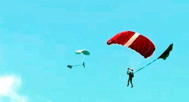 বিজয় দিবসে পতাকা হাতে প্যারাস্যুটিং করে বাংলাদেশের বিশ্ব রেকর্ড