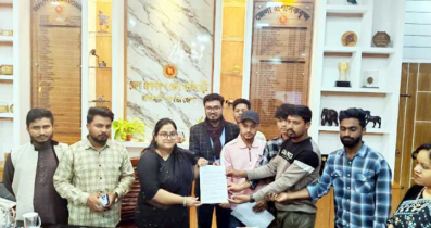 বিপ্লবকে শিক্ষক হিসেবে চায়না রাঙামাটির সাধারণ শিক্ষার্থীরা 