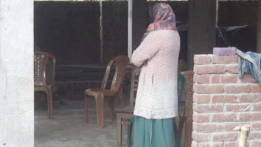 চাঁপাইনবাবগঞ্জে বিয়ের দাবীতে এক সন্তানের জননীর অনশন