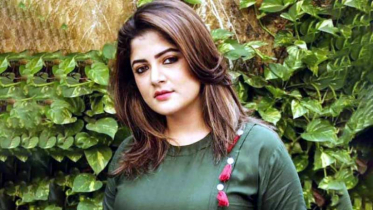 ইনস্টাগ্রামে আবেদনময়ী ছবি শেয়ার, কটাক্ষের মুখে শ্রাবন্তী