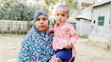 শিশু আয়শা কে বাঁচাতে মা বাবার আকুতি