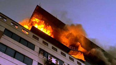 গুলিস্তানের খদ্দর বাজার সুপার কমপ্লেক্সে ভয়াবহ আগুন