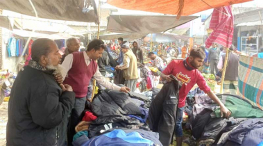 ফুটপাতের গরমকাপড়ের চাহিদা প্রচুর