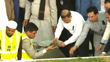 মায়ের মরদেহ নিজ হাতে কবরে নামালেন তারেক রহমান