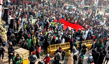 শাহবাগে ইনকিলাব মঞ্চের সর্বাত্মক অবরোধ চলেছে  