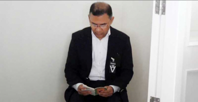 মায়ের কফিনের পাশে কোরআন তেলাওয়াত করছেন তারেক রহমান