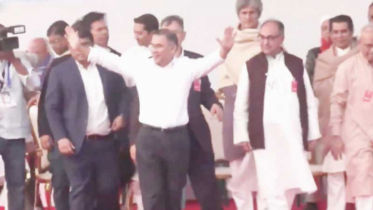 জনসমুদ্র পেরিয়ে সংবর্ধনা মঞ্চে তারেক রহমান