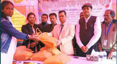 পাঁচবিবিতে আদিবাসী শিশুদের মাঝে বড়দিনের উপহার