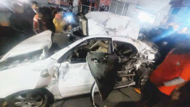 ট্রাকের ধাক্কায় প্রাইভেটকার দুমড়ে-মুচড়ে মা-মেয়ে নিহত