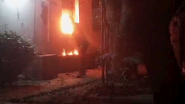 মাগুরায় বিটিভির ডিজি মাহবুব ও প্রসিকিউটর জোহার বাড়িতে আগুন