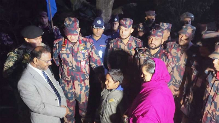 অন্তঃসত্ত্বা সোনালী খাতুনকে বিএসএফের কাছে হস্তান্তর করল বিজিবি