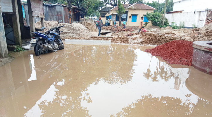 ঠাকুরগাঁওয়ে রাস্তা বন্ধ করে সরকারি ভবন নির্মাণে ভোগান্তি
