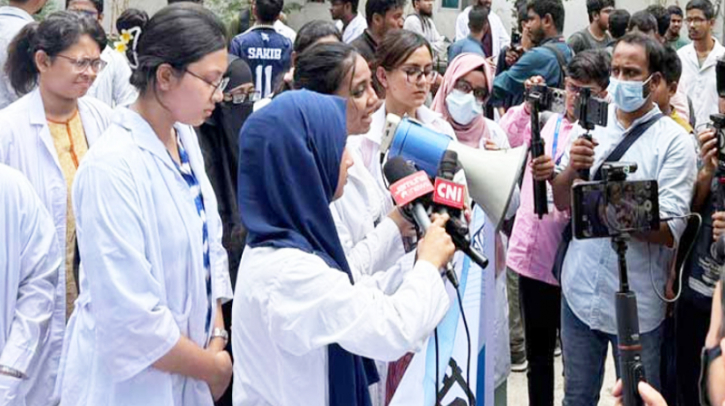 নির্দেশ উপেক্ষা করে ছাত্রাবাসে অবস্থান ঢামেক শিক্ষার্থীদের