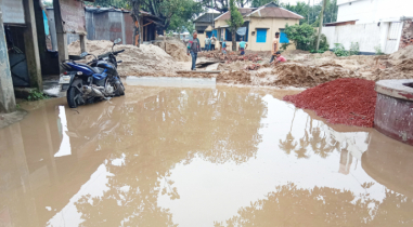 ঠাকুরগাঁওয়ে রাস্তা বন্ধ করে সরকারি ভবন নির্মাণে ভোগান্তি