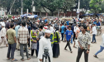 লাঠিচার্জেও সরেনি ইউআইইউ শিক্ষার্থীরা, দুর্ভোগে সাধারণ মানুষ