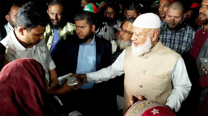 আগুনে ক্ষতিগ্রস্ত কড়াইল বস্তি পরিদর্শনে জামায়াত আমির