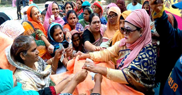 টাঙ্গাইলে শীতার্ত  মানুষের মাঝে বিনামূল্যে শীতবস্ত্র বিতরণ
