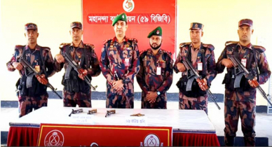 চাঁপাইনবাবগঞ্জের সীমান্তে বিদেশী আগ্নেয়াস্ত্র ও গুলি উদ্ধার