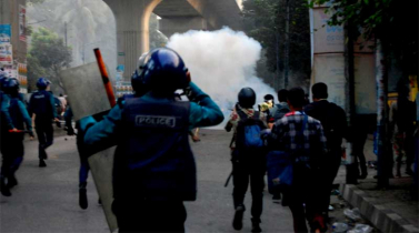 শাহবাগে বিসিএস পরীক্ষার্থী-পুলিশ সংঘর্ষ, সাউন্ড গ্রেনেড নিক্ষেপ