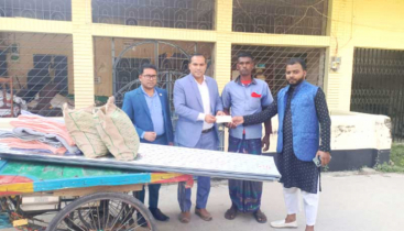 রাণীনগরে আগুনে বাড়ি পুড়ে যাওয়া পরিবারকে সহায়তা