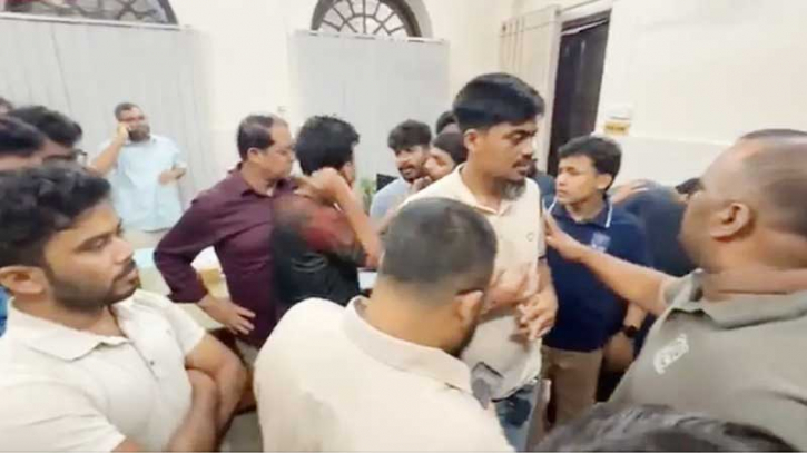 ঢাবির শহীদুল্লাহ হলে ছাত্রদল-শিবির মুখোমুখি, হাতাহাতি