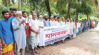 রাজাপুরে বেহাল সড়ক পুনঃনির্মাণ ও সংস্কারের দাবিতে মানববন্ধন