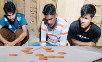 তিন ইয়াবা কারবারিকে আটক করে পুলিশে দিল স্থানীয়রা