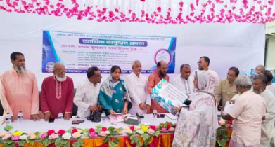 টাঙ্গাইলে নিহত বাস মালিকদের পরিবারকে আর্থিক অনুদান প্রদান 