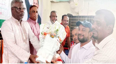 ইউপি চেয়ারম্যানের বিএনপি নেতাদের ফুল দেওয়া নিয়ে তোলপাড়  