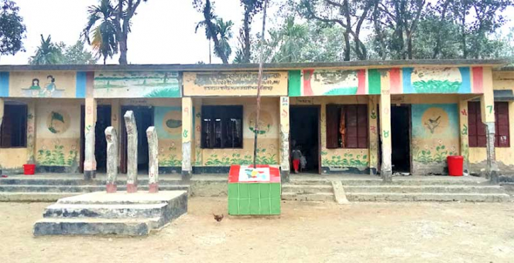 নীলফামারীতে মৃত্যুফাঁদে পরিণত স্কুল ভবন