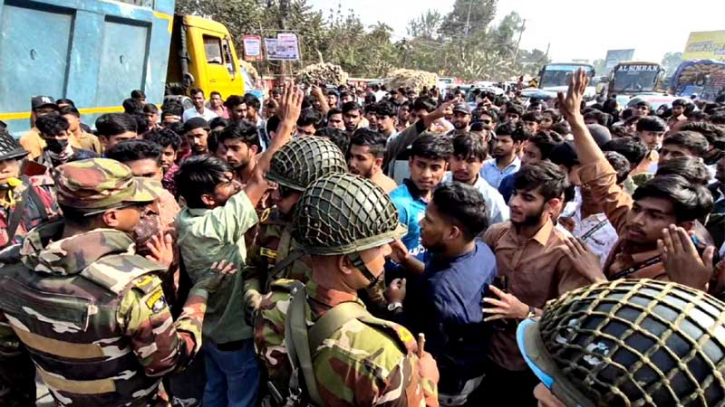 বগুড়ায় মহাসড়ক অবরোধ করে পলিটেকনিক শিক্ষার্থীদের বিক্ষোভ