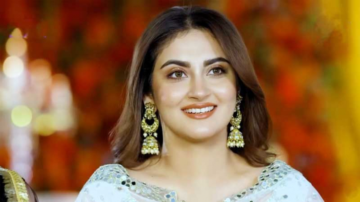 ভাইরাল ক্লিপ নিয়ে মুখ খুললেন জনপ্রিয় অভিনেত্রী হিবা বুখারী