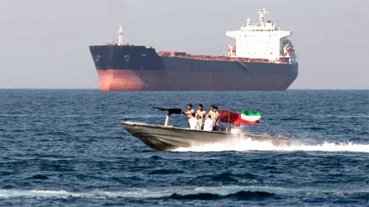 সাময়িকভাবে হরমুজ প্রণালী বন্ধ করে দিল ইরান