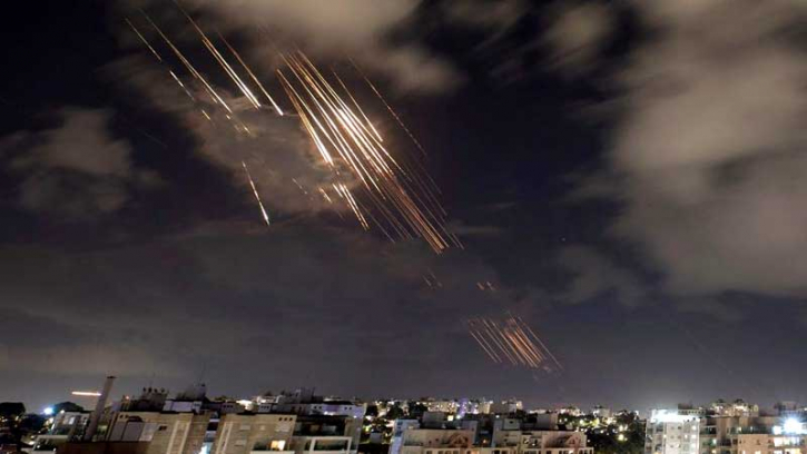 ইরানের ক্ষেপণাস্ত্র হামলায় কাঁপল ইসরাইল