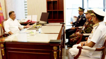 প্রধানমন্ত্রীর সঙ্গে তিন বাহিনী প্রধানের সাক্ষাৎ