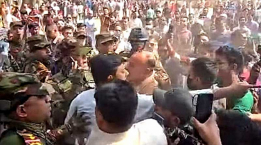  আব্বাসের সমর্থিত কর্মীদের তোপের মুখে নাসীরুদ্দীন পাটওয়ারী 