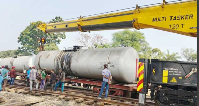 চাঁপাইনবাবগঞ্জে তেলবাহী ট্রেন লাইনচ্যুত, ৯ ঘন্টা পর স্বাভাবিক